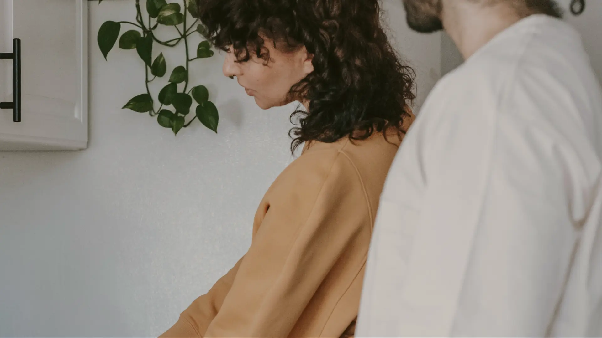 Blogbeitrag – gereizt vor der Periode. „Was ist eigentlich los mit Dir?" – die Frage, die zu viele Frauen einmal im Monat hören (und die Antwort, die Du wirklich brauchst) - Katharina Graff-Haberbosch