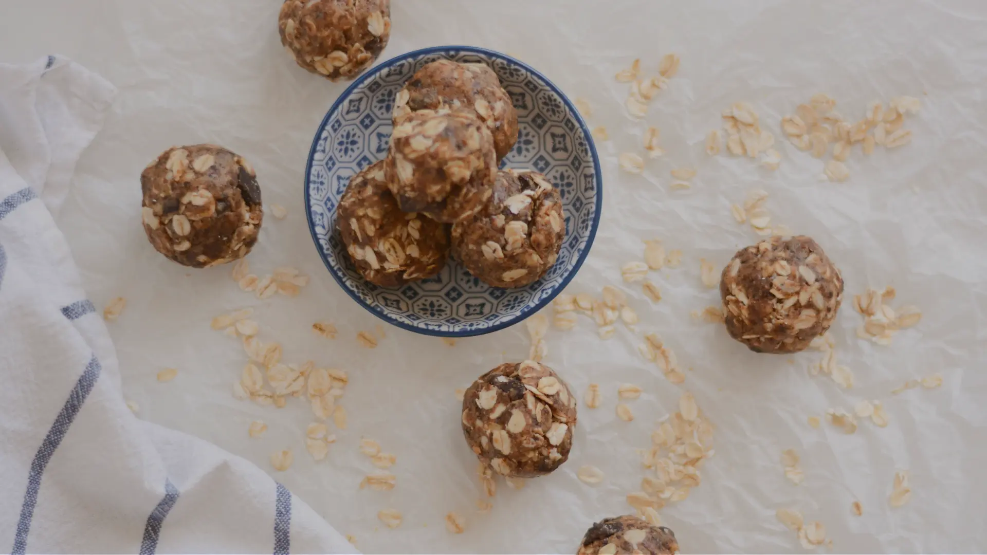 Ernährung bei PMS: 5 einfache Rezepte bei Heißhunger vor der Periode - Dunkle Frühstücksbowl mit Bananenscheiben, Beeren und gehackten Nüssen